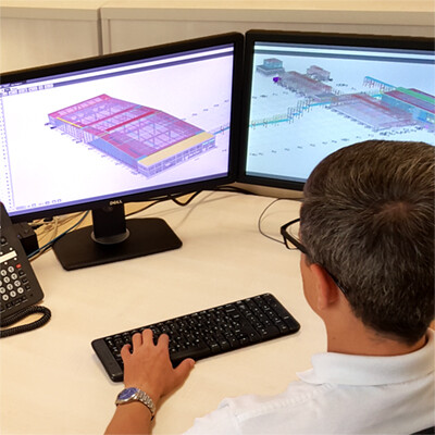 Astron engineer working in 3D-modelling environment