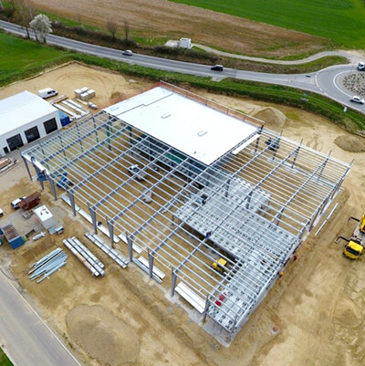 Jobsite with a steel building for logistics being assembled - High speed project realization