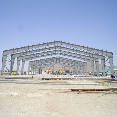 Steel building with large free span up to 100 m being assembled on jobsite