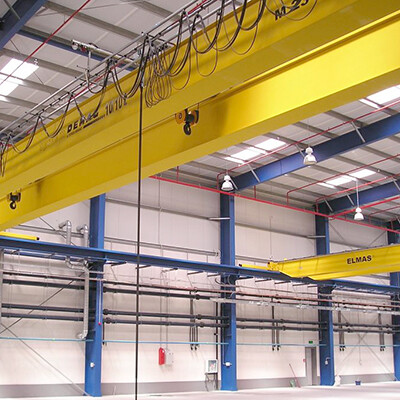 Industrial and manufacturing building equipped with moving unit load systems